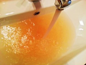 acqua arancione dal rubinetto