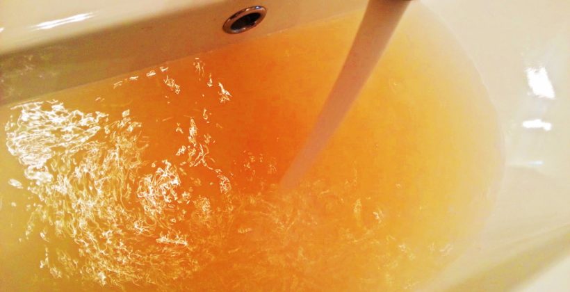 Acqua arancione dai rubinetti di casa: cosa fare