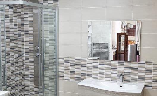 Doccia, lavabo, specchio: idee bagno moderne