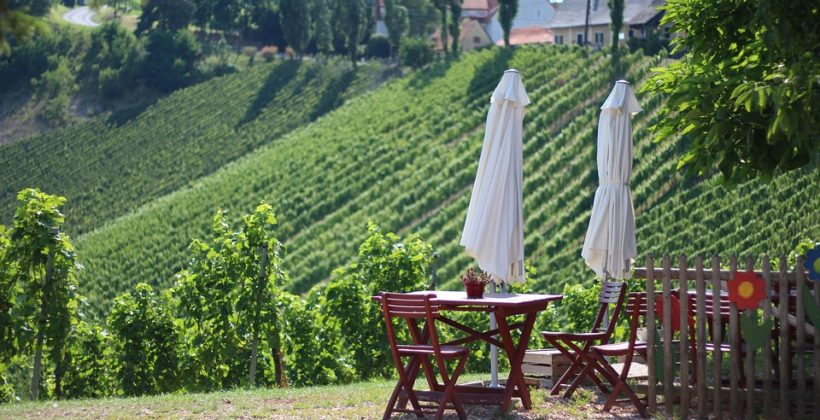 Come scegliere l’ombrellone da giardino