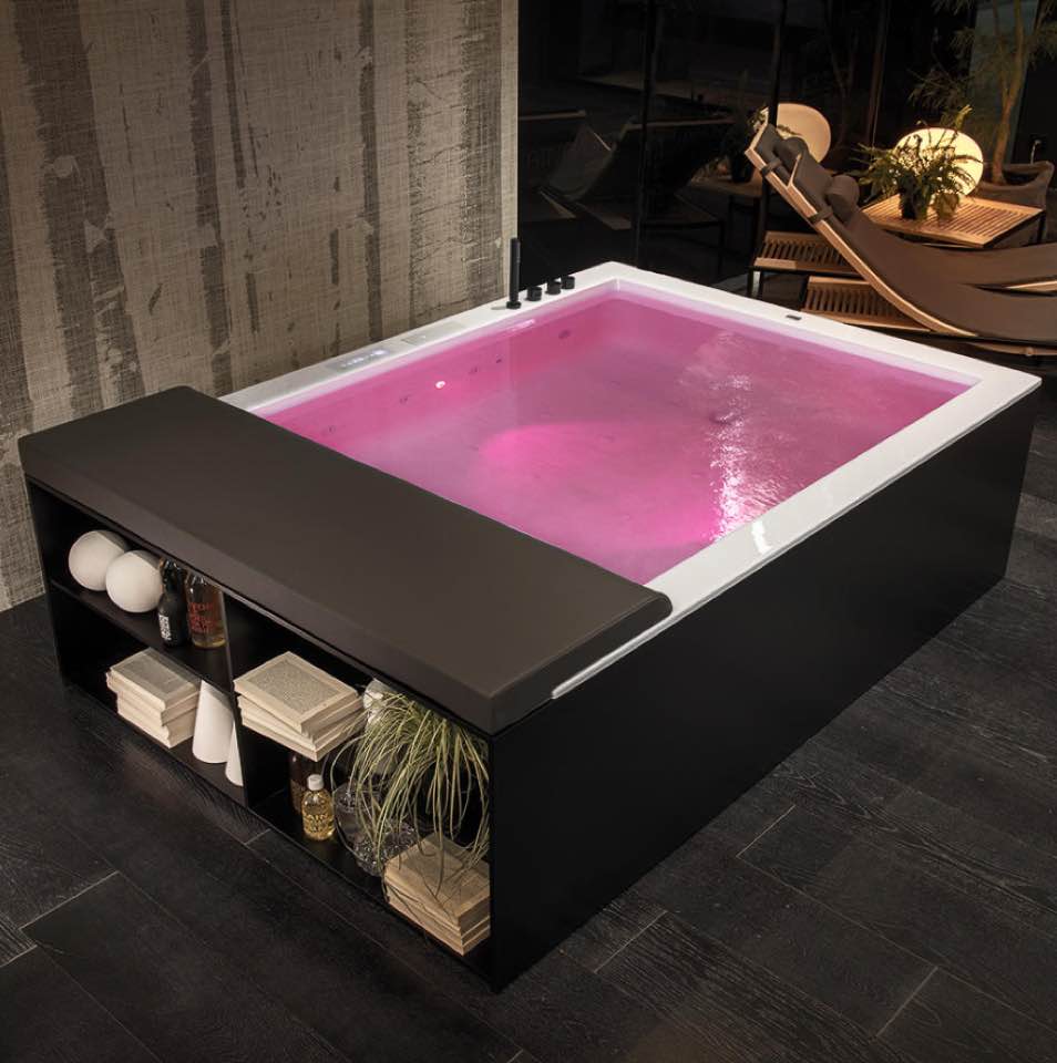 vasca da bagno ultramoderna con luci rosa